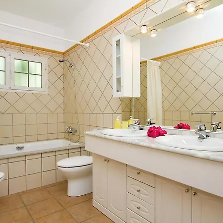 Sleeps 10 Air Con Wifi Villa